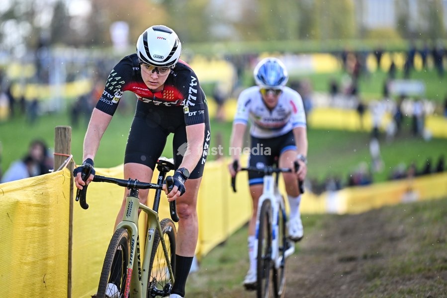 Netherlands' Aniek Van Alphen pictured in action during the women's elite race of the Superprestige Overijse cyclocross cycling event, Sunday 25 October 2026 in Overijse, the first race of the Superprestige competition