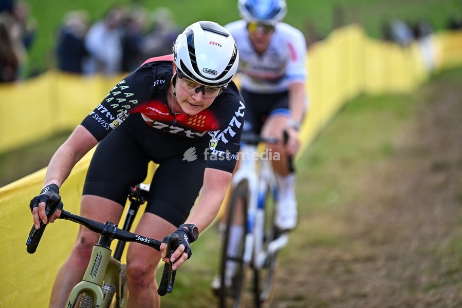 Netherlands' Aniek Van Alphen pictured in action during the women's elite race of the Superprestige Overijse cyclocross cycling event, Sunday 25 October 2026 in Overijse, the first race of the Superprestige competition