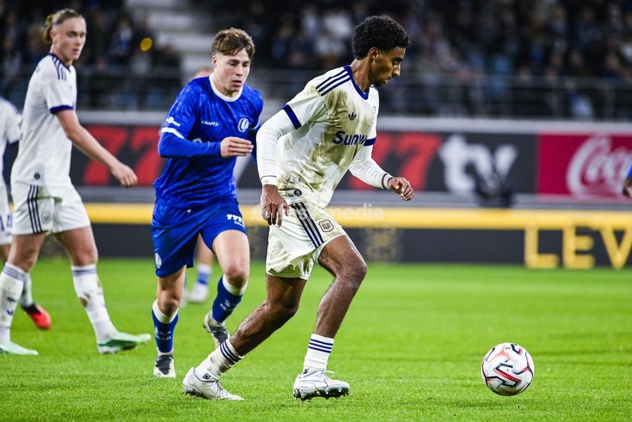 Tibe De Vlieger of KAA Gent and Kaïs Houdoussi Barry of RSC Anderlecht pictured in action during a soccer match between KAA Gent and RSC Anderlecht, Sunday 25 October 2026 in Gent, on day 9 of the 2026-2027 'Jupiler Pro League' first division of the Belgian championship