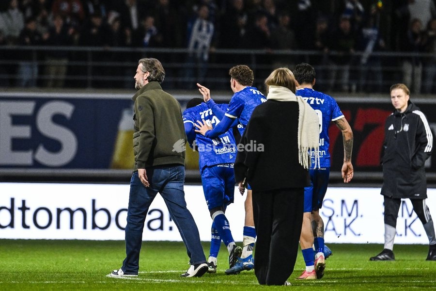 Rik De Mil, head coach of KAA Gent and his players celebrate after winning a soccer match between KAA Gent and RSC Anderlecht, Sunday 25 October 2026 in Gent, on day 9 of the 2026-2027 'Jupiler Pro League' first division of the Belgian championship