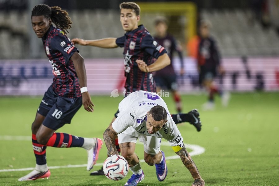 Liege's Eric N'Jo and Patro Eisden's Radja Nainggolan fight for the ball during a soccer match between RFC Liège and Patro Eisden Maasmechelen, on Sunday 25 October 2026 in Liege, on day 8 of the 2026-2027 'Challenger Pro League' second division of the Belgian championship