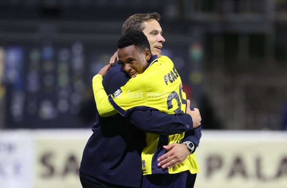 Union's head coach David Hubert and Union's Relebohile Mofokeng celebrate after scoring during a soccer match between Royale Union Saint-Gilloise and Cercle Brugge, Sunday 25 October 2026 in Brussels, on day 9 of the 2026-2027 'Jupiler Pro League' first division of the Belgian championship