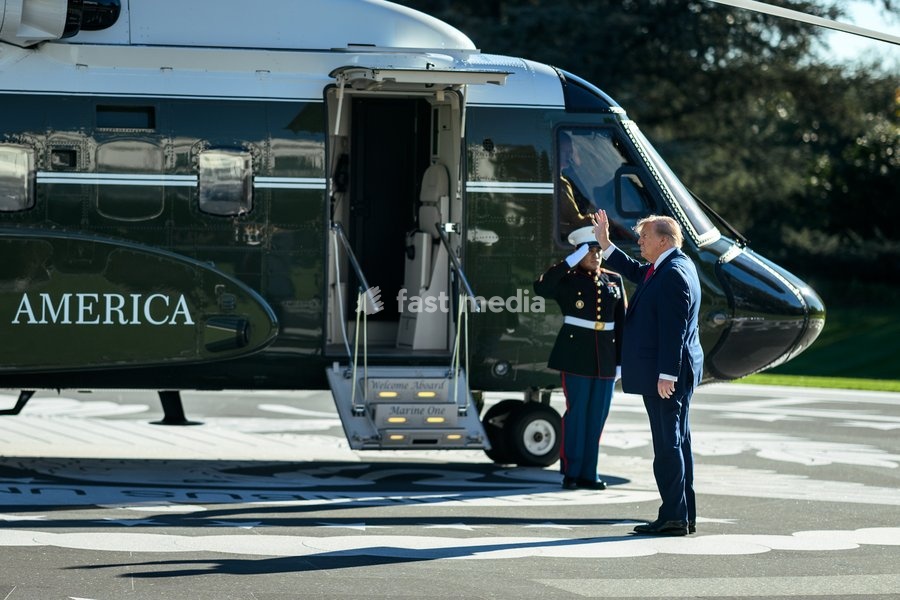 Trump boards Marine One on the South Lawn of the White House