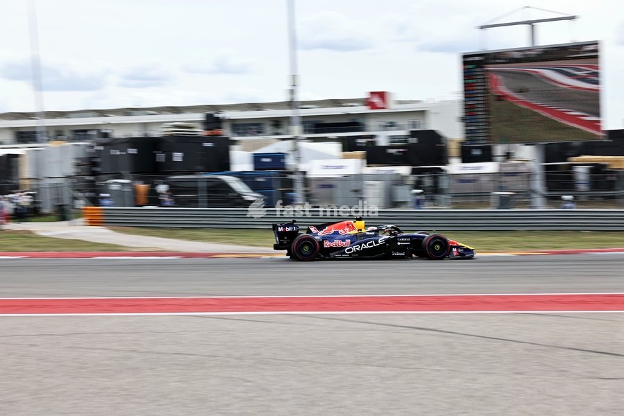 AUSTIN, UNITED STATES - OCTOBER 25: Max Verstappen of the Netherlands driving the (3) Oracle Red Bull Racing Red Bull RB22 on track during the race of the Formula 1 MSC Cruises United States Grand Prix 2026 at Circuit of the Americas on October 25, 2026 in Austin, United States