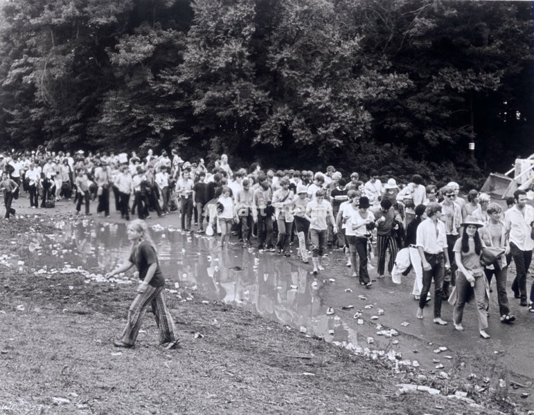 WOODSTOCK USA 1969 Michael Wadleigh Film chronicle of the legendary Woodstock music festival. 1969 fand das legendäre Open-air-Festival 'Woodstock' in der kleinen Gemeinde Bethel westlich von New York statt. Fast eine halbe Million junger Amerikaner strömte zum spektakulärsten Festival der…