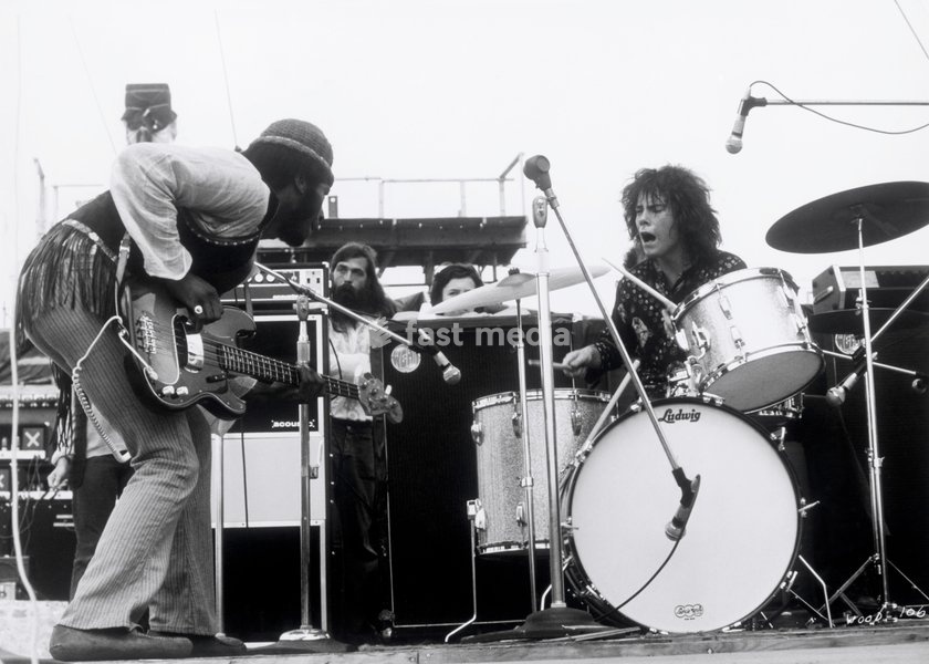 WOODSTOCK USA 1969/1970 Michael Wadleigh Film chronicle of the legendary 1969 three-days-music festival 'Woodstock' image: guitarist FREDDY STONE and drummer GREG ERRICO - Sly and The Family Stone Regie: Michael Wadleigh / WOODSTOCK USA 1969/1970