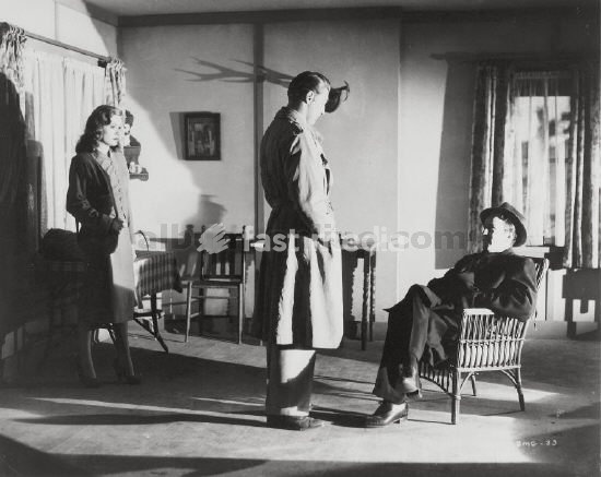JANE GREER, ROBERT MITCHUM and STEVE BRODIE in OUT OF THE PAST, 1947, directed by JACQUES TOURNEUR. Copyright RKO RADIO PICTURES