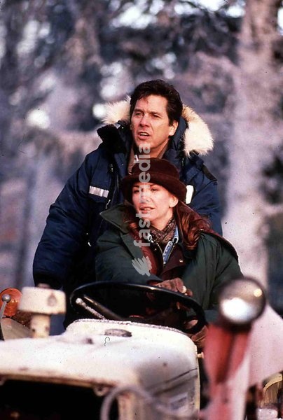 Tim Matheson, Melissa Gilbert Ein Fremder, Jake Peterson (Tom Matheson), taucht bei ihnen auf und erobert nicht nur die Herzen von Emma (Melissa Gilbert) und Noel, sondern auch die der ganzen Stadt. *** Local Caption *** 1996, Holiday For Love, A, Eingeschneite Herzen - Ein Romantisches…