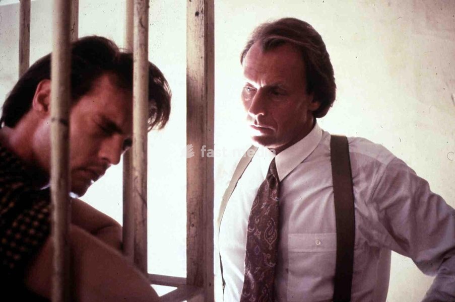 Kampf Um Georgie, Grass Roots, Kampf Um Georgie, Grass Roots, Corbin Bernsen Der engagierte Anwalt Will Lee (Corbin Bernsen, r) wird von einem Richter gezwungen, einen jungen Mann in einem Mordfall zu verteidigen. Doch schon bald stellt sich heraus, dass dieser Fall Wills Kandidatur als Senator…
