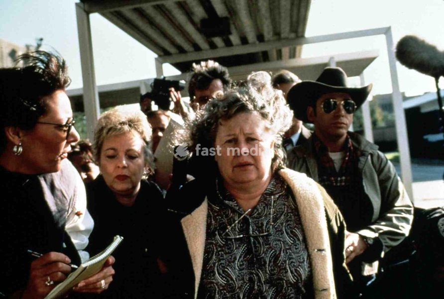 Wenn Herzen Brechen, Promise To Carolyn, A, Wenn Herzen Brechen, Promise To Carolyn, A, Shirley Knight Schliesslich gelingt es den Schwestern zu beweisen, dass Jolene (Shirley Knight,m) damals die kleine Carolyn erschlug. *** Local Caption *** 1996