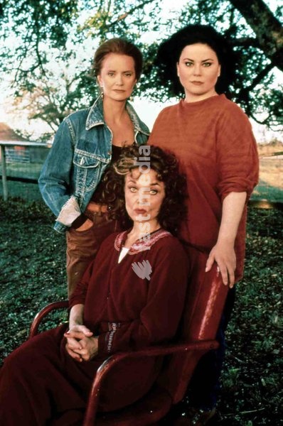 Swoosie Kurtz, Grace Zabriskie, Delta Burke Francie Harper (Grace Zabriskie,m) hatte sich scheiden lassen - ihre Toechter Kay (Swoosie Kurtz,l) und Debra (Delta Burke,r) blieben beim Vater. Dessen zweite Frau, Jolene, misshandelte die Maedchen regelmaessig. *** Local Caption *** 1996, Promise To…