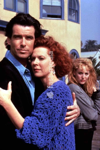 Pierce Brosman, JoBeth Williams, Virginia Madsen Als ihr Leben in Gefahr gerät, weiß Tess (JoBeth Williams,m) nicht mehr, wen sie mehr fürchten soll: Ihre Patientin Carla Simmons (Virginia Madsen) oder ihren Geliebten Paul (Pierce Brosnan). *** Local Caption *** 1991, Victim Of Love,…