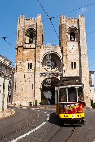 Sé Cathedral and traditional tram car, Alfama district, Lisbon, Portugal, Europe