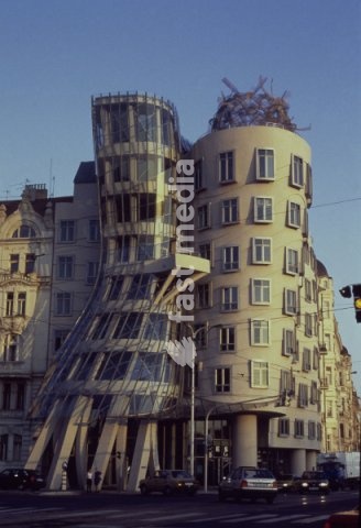 Prague (Czech Republic), Dancing Building – Rasinovo nabrezi (built 1996; Arch.: Vladimir Milunic and Frank O. Gehry). Exterior view. Photo, June 1998