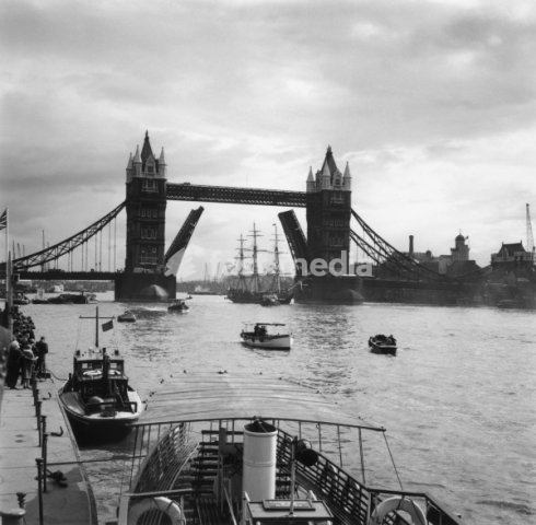 London, Tower Bridge (built 1886–94 after design by Sir Horace Jones and Sir John Wolfe Barry). View. Photo, undat