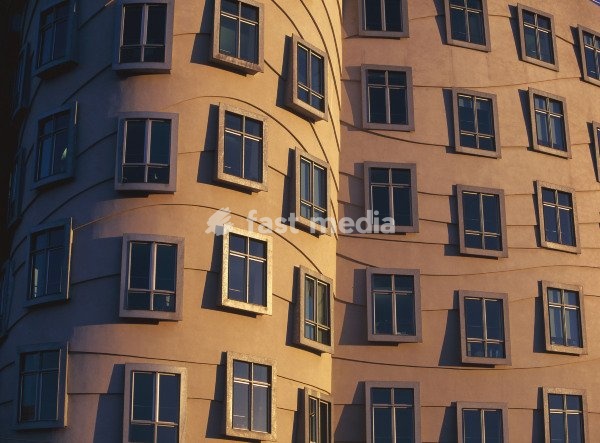 Prague (Czech Republic), Dancing Building – Rasinovo nabrezi (built 1996; Arch.: Vladimir Milunic and Frank O. Gehry). Detail of facade. Photo, undat. (1998?)