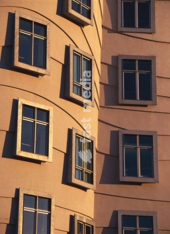 Prague (Czech Republic), Dancing Building – Rasinovo nabrezi (built 1996; Arch.: Vladimir Milunic and Frank O. Gehry). Detail of facade. Photo, undated