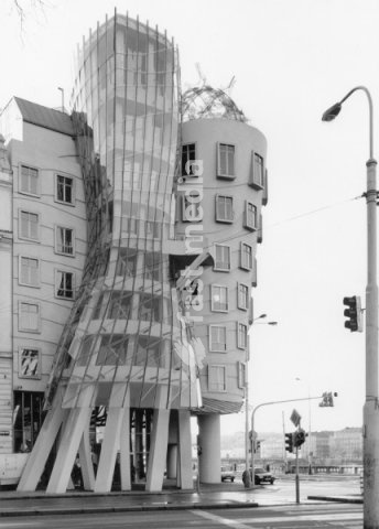 Prague (Czech Republic), Dancing Building – Rasinovo nabrezi (built 1996; Arch.: Vladimir Milunic and Frank O. Gehry). Exterior view. Photo, undat. (1998?)