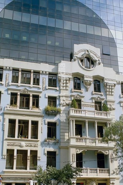 Lisbon – Lisboa (Portugal). Edificio Heron Castilho, Rua Braamkamp, corner of Rua Castilho (office building; old structure combined with modern glass architecture). Exterior view. Photo, undated