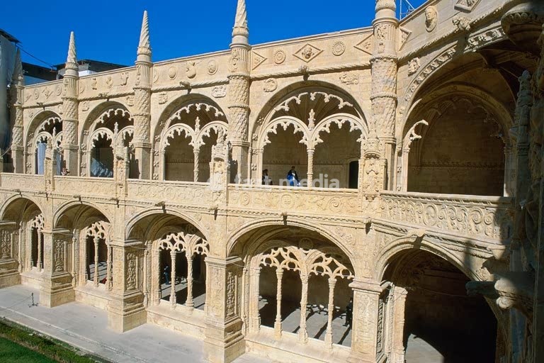 Lisbon – Lisboa (Portugal), Belém district, St Jerome's Monastery – Mosteiro dos Jerónimos, Cloisters – Claustro (built as of 1502; lower level by Diogo de Boytaca, upper level as of 1522 by Joao de Castilho). View of cloisters. Photo, undated