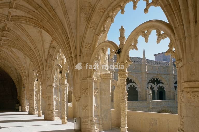 Lisbon – Lisboa (Portugal), Belém district, St Jerome's Monastery – Mosteiro dos Jerónimos, Cloisters – Claustro (built as of 1502; lower level by Diogo de Boytaca, upper level as of 1522 by Joao de Castilho). Interior: upper level of the north wing. Photo, undated