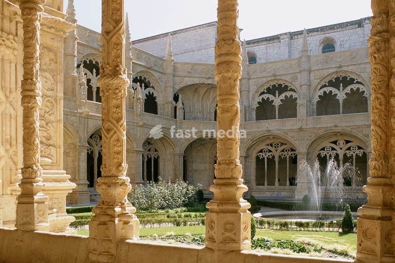 Lisbon – Lisboa (Portugal), Belém district, St Jerome's Monastery – Mosteiro dos Jerónimos, Cloisters – Claustro (built as of 1502; lower level by Diogo de Boytaca, upper level as of 1522 by Joao de Castilho). View from the ground level looking in to the courtyard. Photo, undated