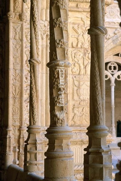 Lisbon – Lisboa (Portugal), Belém district, St Jerome's Monastery – Mosteiro dos Jerónimos, Cloisters – Claustro (built as of 1502; lower level by Diogo de Boytaca, upper level as of 1522 by Joao de Castilho). Columns of the ground level. Photo, undated