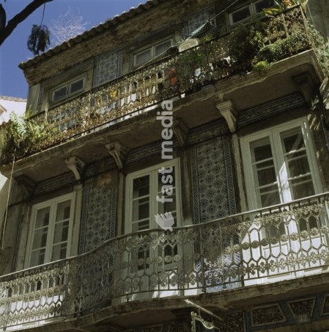 Lisbon (Portugal). Facade of a residential building in the old town. Photo, undated. Photo: Donated by Mark De Fraeye and Patricia Verburg, coll. King Baudouin Foundation