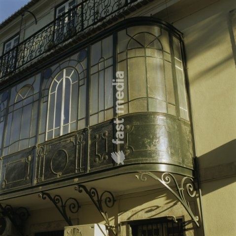 Lisbon (Portugal). Facade of a residential building in the old town. Photo, undated. Photo: Donated by Mark De Fraeye and Patricia Verburg, coll. King Baudouin Foundation