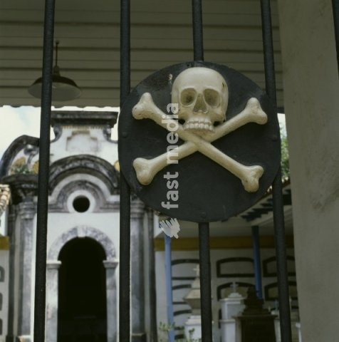 Ouro Preto (Minsa Gerais, Brazil), cemetery. Partial view of an entrance gate: skull and crossbones as the symbol of death. Photo, undated. Photo: Donated by Mark De Fraeye and Patricia Verburg, coll. King Baudouin Foundation