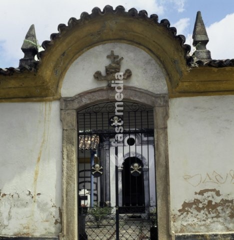 Ouro Preto (Minsa Gerais, Brazil), Cemetery. Partial view: entrance gate. Photo, undated. Photo: Donated by Mark De Fraeye and Patricia Verburg, coll. King Baudouin Foundation