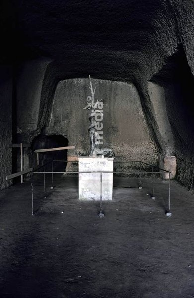 Gulf of Naples, Campania (Italy), Herculaneum, Palaestra (O II), water basin / pool, in the centre a fiveheaded bronze snake that sprayed water. around it the rock–, mud and lava layers that covered Herculaneum after the eruption of Mount Vesuvius. – Fountain with five-headed snake centre piece.…