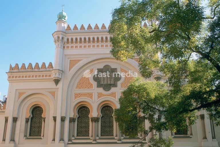 Prague – Praha (Czech Republic), Spanish Synagogue (built from 1882–93 on the site of the oldest synatogue in Prague from 12th century). Partial view of the facade. Photo, 2004