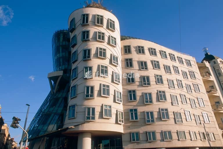 Prague – Praha (Czech Republic), Dancing House – Rasinovo nabrezi (built 1996; architect: Vladimir Milunic and Frank O. Gehry). Exterior. Photo, 2004