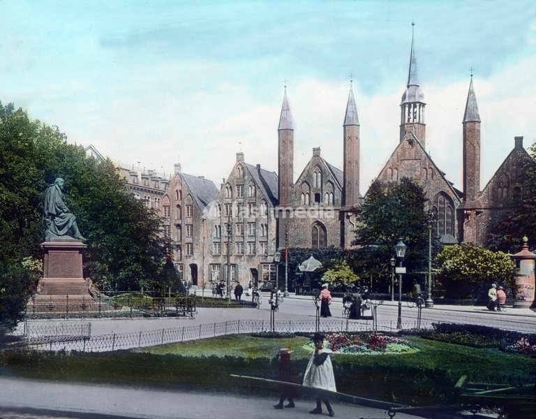Das HeiligengeistHospital in Lübeck ist das besterhaltene Exemplar dieser für das Städtewesen des Mittelalters so wichtigen und bezeichnenden Anstalten. 1286 war der Bau vollendet. Er hat sich im wesentlichen erhalten. An der Front liegt die Kirche, hinter ihr das langgestreckte Hospitalgebäude.…