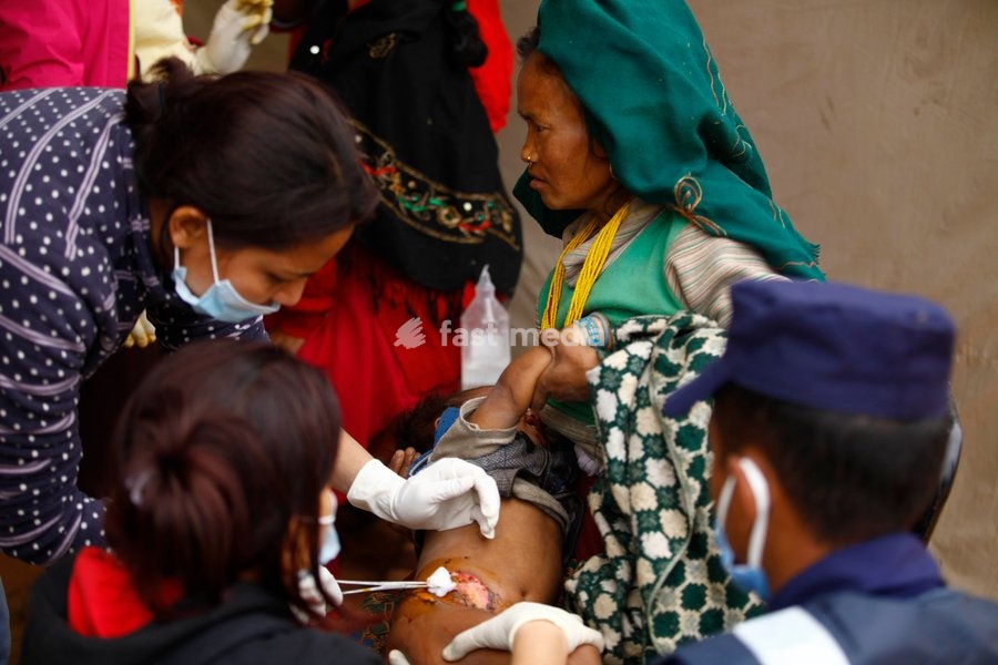 (150429) -- SINDHUPALCHOWK, April 29, 2015 () -- An injured child is treated by a doctor in Sindhupalchowk district, Nepal, April 29, 2015. By noon on Wednesday, more than 1,376 people had already been confirmed dead in Sindhupalchowk district alone, some 100 km away from the capital that borders…