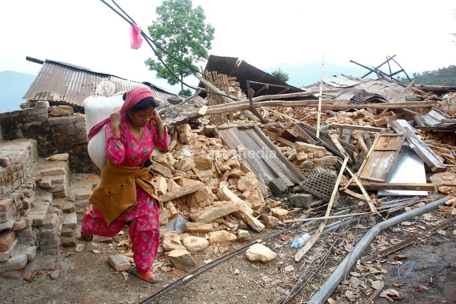 (150429) -- SINDHUPALCHOWK, April 29, 2015 () -- A woman carries belongings from her home after earthquake at Sindhupalchowk district, Nepal, April 29, 2015. By noon on Wednesday, more than 1,376 people had already been confirmed dead in Sindhupalchowk district alone, some 100 km away from the…