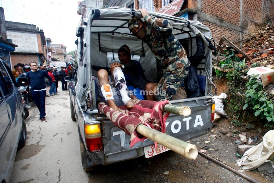 (150429) -- SINDHUPALCHOWK, April 29, 2015 () -- Nepalese soldiers transfer an injured person to hospital at Sindhupalchowk district, Nepal, April 29,2015. By noon on Wednesday, more than 1,376 people had already been confirmed dead in Sindhupalchowk district alone, some 100 km away from the…