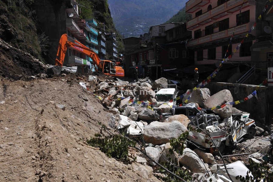 (150504) -- ZHANGMU, May 4, 2015 () -- A excavator works at the Nepalese side of the Sino-Nepal Friendship Bridge, on May 4, 2015. A traffic rescue team of China's armed police left southwestern Tibet Autonomous Region and entered Nepal for the first time on Sunday to aid earthquake relief there