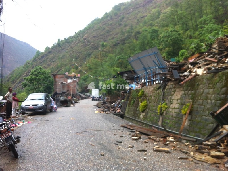 (150504) -- SINDHUPALCHOWK, May 4, 2015 () -- Houses damaged in earthquake are seen on Aaraniko Highway in Sindhupalchowk, Nepal, April 29, 2015