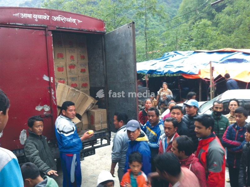 (150504) -- SINDHUPALCHOWK, May 4, 2015 () -- People gather around a truck for reliefs in Sindhupalchowk, Nepal, May 2, 2015