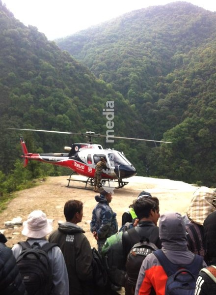 (150504) -- SINDHUPALCHOWK, May 4, 2015 () -- A rescue helicopter lands in Sindhupalchowk, Nepal, May 2, 2015