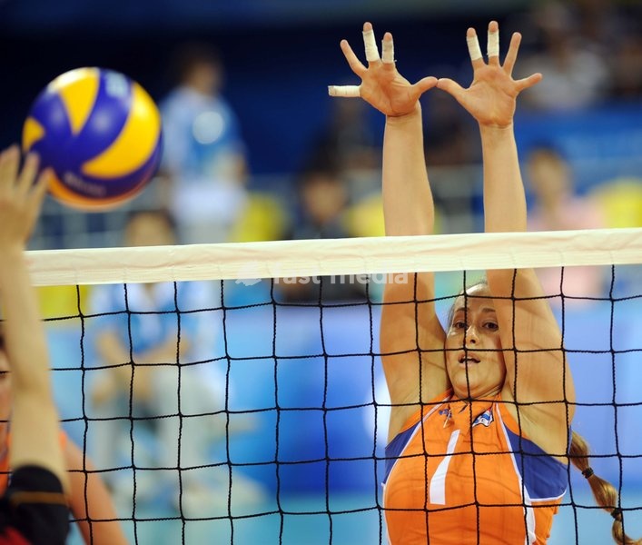 (080907) -- BEIJING, Sept. 7, 2008 -- Elvira Stinissen of the Netherlands blocks during the women's sitting volleyball preliminary match between the Netherlands and Japan of the Beijing 2008 Paralympic Games in Beijing, China, Sept. 7, 2008. The Netherlands won the match 3-0. (Yang Zongyou)(wx)
