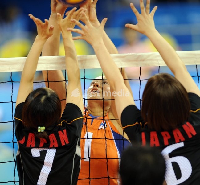 (080907) -- BEIJING, Sept. 7, 2008 -- Elvira Stinissen of the Netherlands attacks during the women's sitting volleyball preliminary match between the Netherlands and Japan of the Beijing 2008 Paralympic Games in Beijing, China, Sept. 7, 2008. The Netherlands won the match 3-0. (Yang Zongyou)(wx)