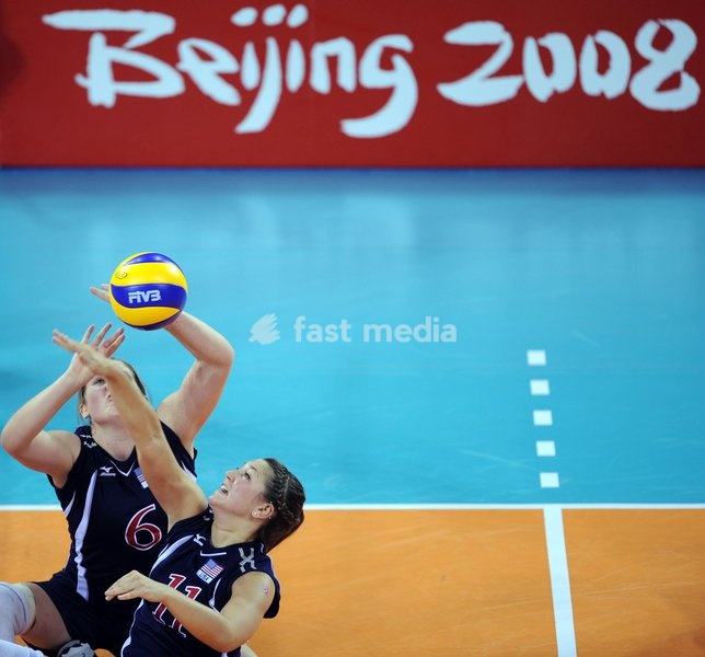 (080909) -- BEIJING, Sept. 9, 2008 -- Players of the United States compete during the women's sitting volleyball preliminary match between China and the United States of the Beijing 2008 Paralympic Games in Beijing, China, Sept. 9, 2008. China won the match 3-0. ( Yang Zongyou)(wx)