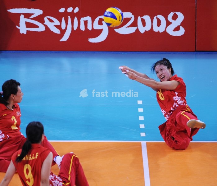 (080909) -- BEIJING, Sept. 9, 2008 -- Li Liping of China saves the ball during the women's sitting volleyball preliminary match between China and the United States of the Beijing 2008 Paralympic Games in Beijing, China, Sept. 9, 2008. China won the match 3-0. ( Yang Zongyou)(wx)