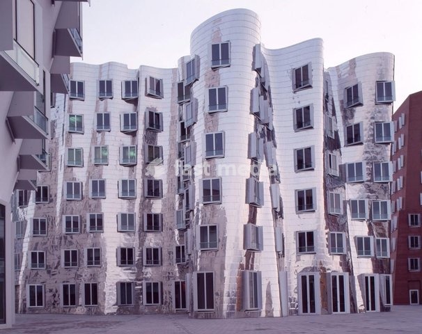 Düsseldorf (Nordrhein-Westfalen), Kunst– und Medienzentrum, Stromstraße 26 / Neuer Zollhof. (Arch.: Frank O. Gehry). Teilansicht. Foto, Dezember 1999