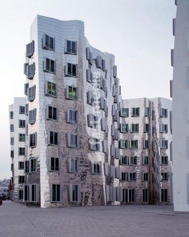 Düsseldorf (Nordrhein-Westfalen), Kunst– und Medienzentrum, Stromstraße 26 / Neuer Zollhof. (Arch.: Frank O. Gehry). Teilansicht. Foto, Dezember 1999