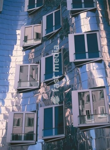 Düsseldorf (Nordrhein-Westfalen), Kunst– und Medienzentrum, Stromstraße 26 / Neuer Zollhof. (Arch.: Frank O. Gehry). Teilansicht. Foto, 1999
