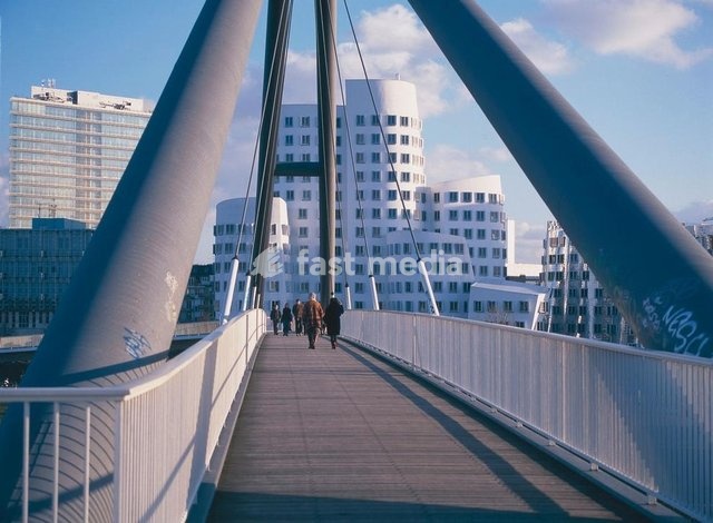 Düsseldorf (Nordrhein-Westfalen), Kunst– und Medienzentrum, Stromstraße 26 / Neuer Zollhof. (Arch.: Frank O. Gehry). Teilansicht: von der Fußgängerbrücke aus gesehen. Foto, 1999